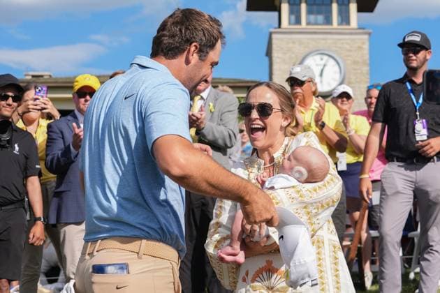 DUBLIN, OH - JUNE 09: Meredith Scheffler with son Bennett greet Scottie Scheffler as he walks off the 18th green after winning the 2024 Memorial Tournament presented by Workday on June 9, 2024 at Muirfield Village Golf Club in Dublin, Ohio. (Photo by Jason Mowry Icon Sportswire) GOLF: JUN 09 PGA, Golf Herren the Memorial Tournament presented by Workday EDITORIAL USE ONLY Icon240609002