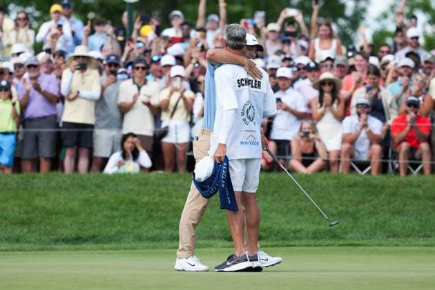 DUBLIN, OH - JUNE 09: Scottie Scheffler hugs caddie Ted Scott hug while standing on the 18th green during the final round of the Memorial Tournament presented by Workday on June 9, 2024 at Muirfield Village Golf Club in Dublin, Ohio. (Photo by Jason Mowry Icon Sportswire) GOLF: JUN 09 PGA, Golf Herren the Memorial Tournament presented by Workday EDITORIAL USE ONLY Icon240609013