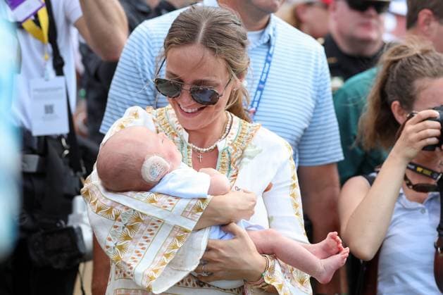 DUBLIN, OH - JUNE 09: Scottie Scheffler™s wife, Meredith holds their son Bennett, after the final round of the Memorial Tournament presented by Workday at Muirfield Village Golf Club on June 9, 2024 in Dublin, Ohio. (Photo by Ian Johnson Icon Sportswire) GOLF: JUN 09 PGA, Golf Herren the Memorial Tournament presented by Workday EDITORIAL USE ONLY Icon240609020