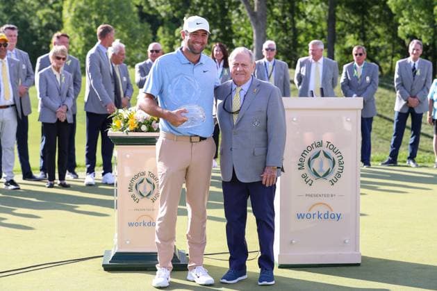 Sport Themen der Woche KW23 Sport Bilder des Tages DUBLIN, OH - JUNE 09: Scottie Scheffler of the United States poses with Jack Nicklaus after winning the Memorial Tournament presented by Workday at Muirfield Village Golf Club on June 9, 2024 in Dublin, Ohio. (Photo by Ian Johnson Icon Sportswire) GOLF: JUN 09 PGA, Golf Herren the Memorial Tournament presented by Workday EDITORIAL USE ONLY Icon240609021