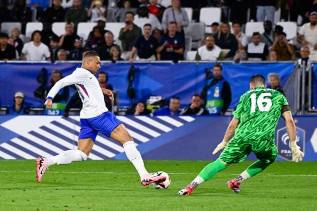 Kylian Mbappe ( 10 - France ) and Maxime CREPEAU ( 16 - Canada ) between France and Canada at Matmut Atlantique on June 09, 2024 in Bordeaux, France. ( Photo by federico pestellini panoramic ) - FOOTBALL : France vs Canada - Bordeaux - 09 06 2024 FedericoPestellini Panoramic 