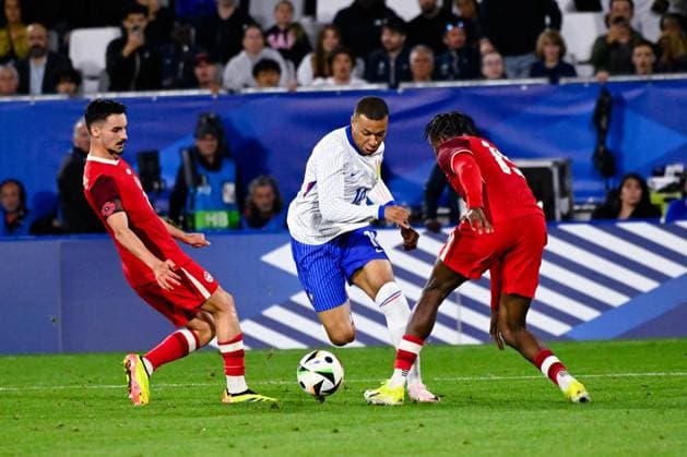 Stephen EUSTAQUIO ( 7 - Canada ) , Kylian Mbappe ( 10 - France ) and Moise Bombito ( 15 - Canada ) during the Friendly match between France and Canada at Matmut Atlantique on June 09, 2024 in Bordeaux, France. ( Photo by federico pestellini panoramic ) - FOOTBALL : France vs Canada - Bordeaux - 09 06 2024 FedericoPestellini Panoramic 