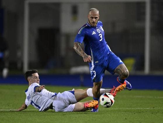 Sport Bilder des Tages (240610) -- EMPOLI, June 10, 2024 -- Italy s Federico Dimarco (R) vies with Bosnia and Herzegovina s Denis Huseinbasic during a friendly match between Italy and Bosnia and Herzegovina in Empoli, Italy, June 9, 2024. (Photo by Xinhua) (SP)ITALY-EMPOLI-FOOTBALL-FRIENDLY MATCH-ITALY VS BOSNIA AND HERZEGOVINA AlbertoxLingria 