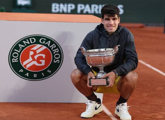 (240610) -- PARIS, June 10, 2024 -- Carlos Alcaraz poses with the trophy during the awarding ceremony after the men s singles final match between Carlos Alcaraz of Spain and Alexander Zverev of Germany at the French Open tennis tournament at Roland Garros, Paris, France, June 9, 2024. ) (SP)FRANCE-PARIS-TENNIS-FRENCH OPEN-MEN S SINGLES-FINAL GaoxJing 