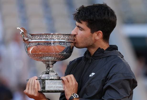 (240610) -- PARIS, June 10, 2024 -- Carlos Alcaraz kisses the trophy during the awarding ceremony after the men s singles final match between Carlos Alcaraz of Spain and Alexander Zverev of Germany at the French Open tennis tournament at Roland Garros, Paris, France, June 9, 2024. ) (SP)FRANCE-PARIS-TENNIS-FRENCH OPEN-MEN S SINGLES-FINAL GaoxJing 