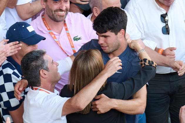 (240610) -- PARIS, June 10, 2024 -- Carlos Alcaraz (R) celebrates victory after the men s singles final match between Carlos Alcaraz of Spain and Alexander Zverev of Germany at the French Open tennis tournament at Roland Garros, Paris, France, June 9, 2024. ) (SP)FRANCE-PARIS-TENNIS-FRENCH OPEN-MEN S SINGLES-FINAL MengxDingbo 