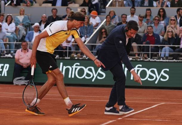 (240610) -- PARIS, June 10, 2024 -- Alexander Zverev (L) communicates with referee during the men s singles final match between Carlos Alcaraz of Spain and Alexander Zverev of Germany at the French Open tennis tournament at Roland Garros, Paris, France, June 9, 2024. ) (SP)FRANCE-PARIS-TENNIS-FRENCH OPEN-MEN S SINGLES-FINAL GaoxJing 