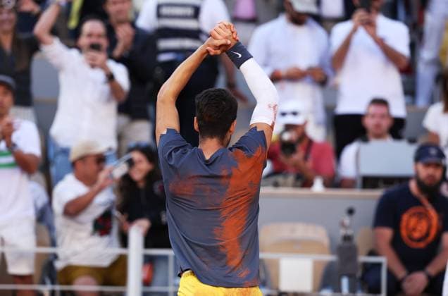 (240610) -- PARIS, June 10, 2024 -- Carlos Alcaraz celebrates winning the men s singles final match between Carlos Alcaraz of Spain and Alexander Zverev of Germany at the French Open tennis tournament at Roland Garros, Paris, France, June 9, 2024. ) (SP)FRANCE-PARIS-TENNIS-FRENCH OPEN-MEN S SINGLES-FINAL GaoxJing 