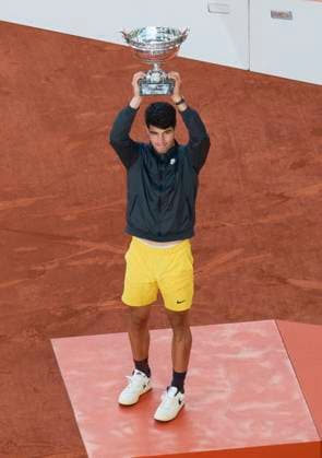 (240610) -- PARIS, June 10, 2024 -- Carlos Alcaraz holds the trophy during the awarding ceremony after the men s singles final match between Carlos Alcaraz of Spain and Alexander Zverev of Germany at the French Open tennis tournament at Roland Garros, Paris, France, June 9, 2024. ) (SP)FRANCE-PARIS-TENNIS-FRENCH OPEN-MEN S SINGLES-FINAL MengxDingbo 
