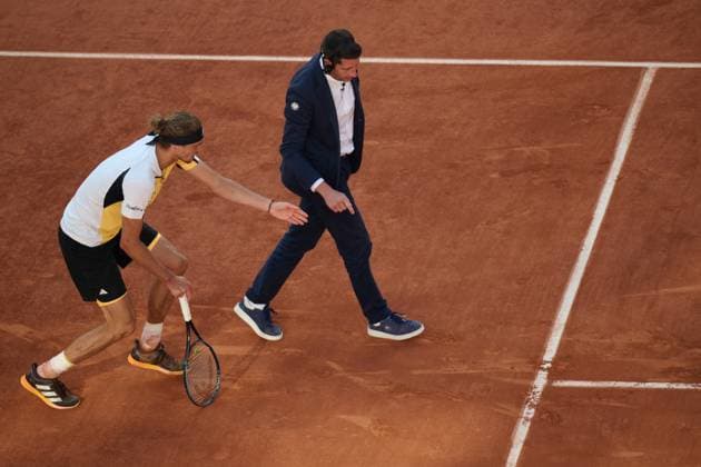 (240610) -- PARIS, June 10, 2024 -- Alexander Zverev (L) communicates with referee during the men s singles final match between Carlos Alcaraz of Spain and Alexander Zverev of Germany at the French Open tennis tournament at Roland Garros, Paris, France, June 9, 2024. ) (SP)FRANCE-PARIS-TENNIS-FRENCH OPEN-MEN S SINGLES-FINAL MengxDingbo 