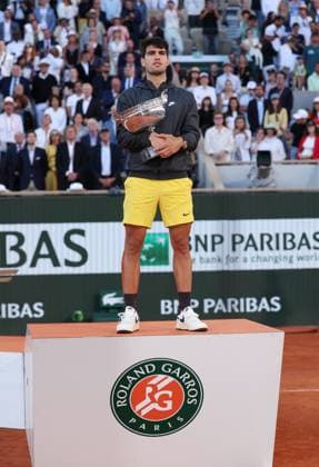 (240610) -- PARIS, June 10, 2024 -- Carlos Alcaraz poses with the trophy during the awarding ceremony after the men s singles final match between Carlos Alcaraz of Spain and Alexander Zverev of Germany at the French Open tennis tournament at Roland Garros, Paris, France, June 9, 2024. ) (SP)FRANCE-PARIS-TENNIS-FRENCH OPEN-MEN S SINGLES-FINAL GaoxJing 