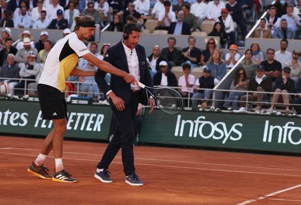 (240610) -- PARIS, June 10, 2024 -- Alexander Zverev (L) communicates with referee during the men s singles final match between Carlos Alcaraz of Spain and Alexander Zverev of Germany at the French Open tennis tournament at Roland Garros, Paris, France, June 9, 2024. ) (SP)FRANCE-PARIS-TENNIS-FRENCH OPEN-MEN S SINGLES-FINAL GaoxJing 