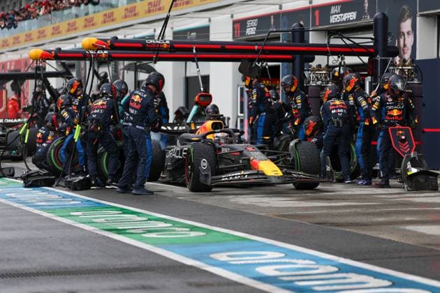 (240610) -- MONTREAL, June 10, 2024 -- Red Bull Racing s pit crew work on the car of Dutch driver Max Verstappen during the 2024 Canada Formula One Grand Prix race at Circuit Gilles-Villeneuve in Montreal, Canada, June 9, 2024. (Photo by Xinhua) (SP) CANADA-MONTREAL-F1-GRAND PRIX QianxJun 
