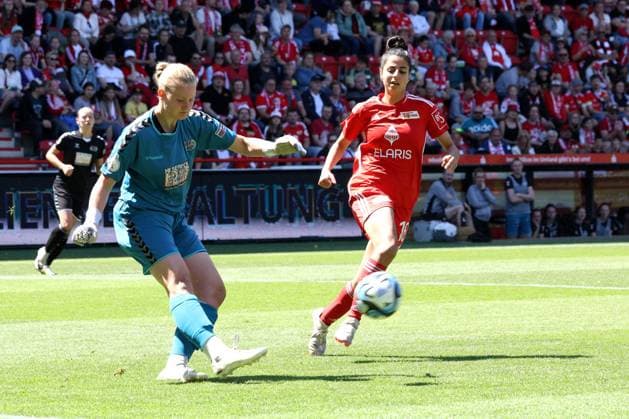 DEU, Region, Women, 1 FC Union vs Henstedt Ulzburg, 09 06 2024, Stadion Alte Foersterei, Berlin, DEU, Region, Women, 1 FC Union vs Henstedt Ulzburg, in the picture Sarah Abu Sabbah 1 FC Union Berlin 16 , Anneke Klaas Henstedt Ulzburg 32 DFL regulations prohibit any use of Photographs as image sequences and or quasi video Foto Juergen Engler nordphoto GmbH nordphotoxGmbHx xEngler nph00076