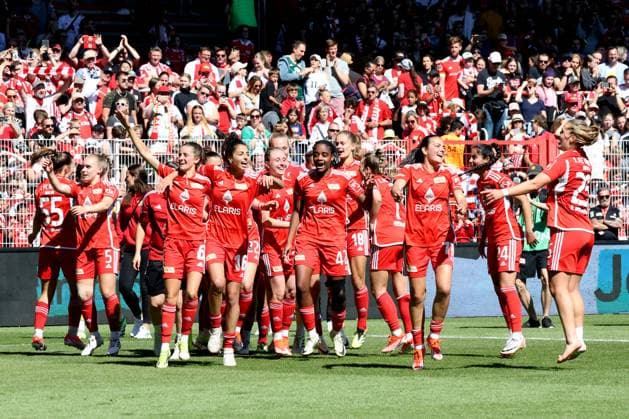 DEU, Region, Frauen, 1 FC Union vs Henstedt Ulzburg, 09 06 2024, Stadion Alte Foersterei, Berlin, DEU, Region, Frauen, 1 FC Union vs Henstedt Ulzburg, im Bild Unioner Spielerkreis, Zuschauer, Besucher, Fans DFL regulations prohibit any use of Photographs as image sequences and or quasi video Foto Juergen Engler nordphoto GmbH nordphotoxGmbHx xEngler nph00076