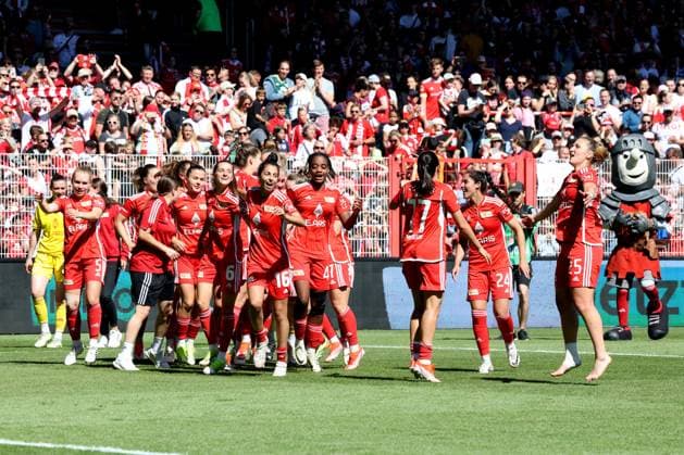 DEU, Region, Frauen, 1 FC Union vs Henstedt Ulzburg, 09 06 2024, Stadion Alte Foersterei, Berlin, DEU, Region, Frauen, 1 FC Union vs Henstedt Ulzburg, im Bild Unioner Spielerkreis, Zuschauer, Besucher, Fans DFL regulations prohibit any use of Photographs as image sequences and or quasi video Foto Juergen Engler nordphoto GmbH nordphotoxGmbHx xEngler nph00076