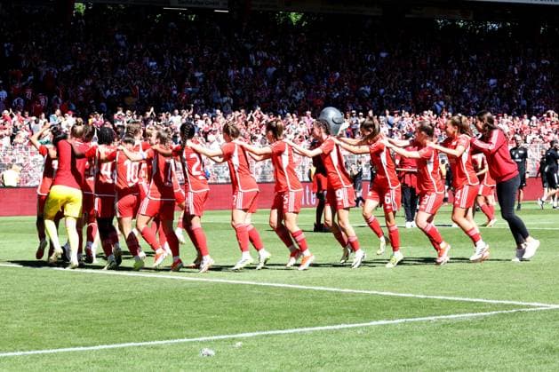 DEU, Region, Frauen, 1 FC Union vs Henstedt Ulzburg, 09 06 2024, Stadion Alte Foersterei, Berlin, DEU, Region, Frauen, 1 FC Union vs Henstedt Ulzburg, im Bild Unioner Spielerkreis, Zuschauer, Besucher, Fans DFL regulations prohibit any use of Photographs as image sequences and or quasi video Foto Juergen Engler nordphoto GmbH nordphotoxGmbHx xEngler nph00076