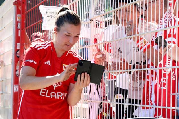 DEU, Region, Women, 1 FC Union vs Henstedt Ulzburg, 09 06 2024, Stadion Alte Foersterei, Berlin, DEU, Region, Women, 1 FC Union vs Henstedt Ulzburg, im Bild Katja Oschmann 1 FC Union Berlin 55 , Zuschauer, Besucher, Fans DFL regulations prohibit any use of Photographs as image sequences and or quasi video Foto Juergen Engler nordphoto GmbH nordphotoxGmbHx xEngler nph00076