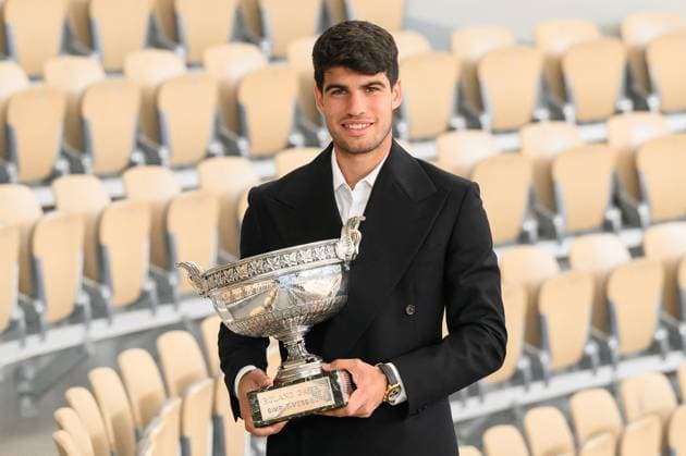 French Open - Carlos Alcaraz Trophy Photocall Carlos Alcaraz of Spain poses for a photo with the trophy after his victory in the Men s Singles Final match against Alexander Zverev of Germany in the 2024 French Open at Roland Garros on June 10, 2024 in Paris, France. Photo by Laurent Zabulon ABACAPRESS.COM Paris France  Copyright: xZabulonxLaurent ABACAx