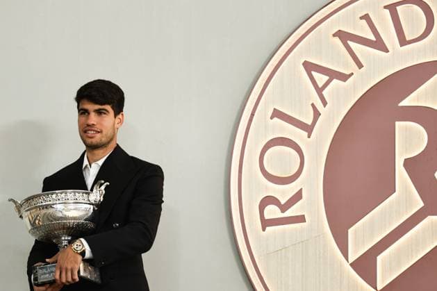 2024 French Open - Mens French Open Winner Photocall Carlos Alcaraz is posing with the French Open trophy a day after winning the tennis tournament at the Roland Garros in Paris, France. Paris France  Copyright: xIbrahimxEzzatx originalFilename:ezzat-notitle240610_np18L.jpg