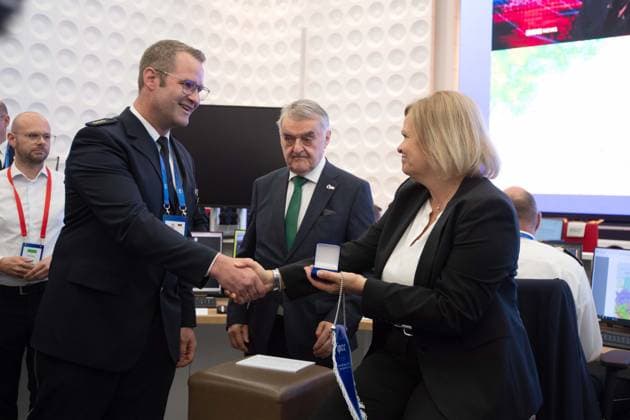 Nancy FAESER, Federal Minister of the Interior, SPD, and Herbert REUL, CDU, Minister of the Interior, Minister of the Interior of North Rhine-Westphalia, visit the IPCC, Oliver STRUDTHOFF, left, Head of the IPCC, presents a gift, Opening of the IPCC International Police cooperation Center for the UEFA European Football Championship 2024, , Neuss, on 10 06 2024 Â