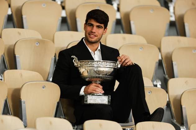 Sport Themen der Woche KW24 Sport Bilder des Tages 2024 French Open - Mens French Open Winner Photocall Carlos Alcaraz is posing with the French Open trophy a day after winning the tennis tournament at the Roland Garros in Paris, France. Paris France  Copyright: xIbrahimxEzzatx originalFilename:ezzat-notitle240610_npmOg.jpg