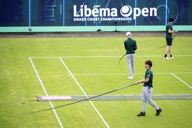 ROSMALEN - Employees of the Rosmalen grass tournament wipe the court dry. The start of the Libema Open tennis tournament has been postponed due to rainfall. Heavy showers will pass through large parts of the country. ANP SANDER KONING xVIxANPxSportx xxANPxIVx 500776583 originalFilename: 500776583.jpg