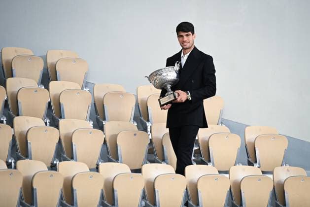 Carlos Alcaraz poses with his trophy the day after his victory. Carlos Alcaraz pose avec son trophee au lendemain de sa victoire a Roland-Garros. Carlos Alcaraz pose avec son trophÃ e dans les gradins du Court Philippe Chatrier au lendemain de sa victoire au tournoi de Roland Garros 2024 306091 2024-06-10 Alcaraz, Carlos  Copyright: xLionelxGuericolas MPPx 0536151503st