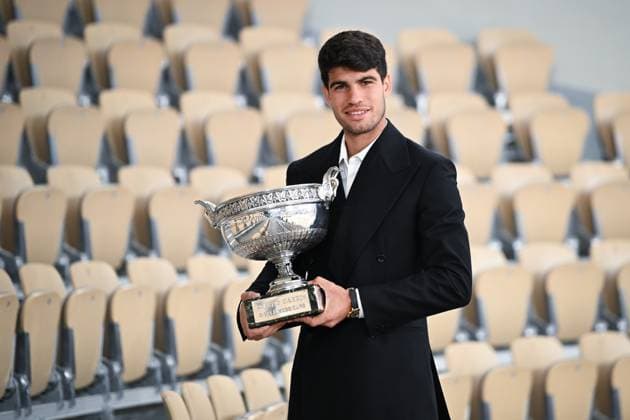 Carlos Alcaraz poses with his trophy the day after his victory. Carlos Alcaraz pose avec son trophee au lendemain de sa victoire a Roland-Garros. Carlos Alcaraz pose avec son trophÃ e dans les gradins du Court Philippe Chatrier au lendemain de sa victoire au tournoi de Roland Garros 2024 306091 2024-06-10 Alcaraz, Carlos  Copyright: xLionelxGuericolas MPPx 0536151537st