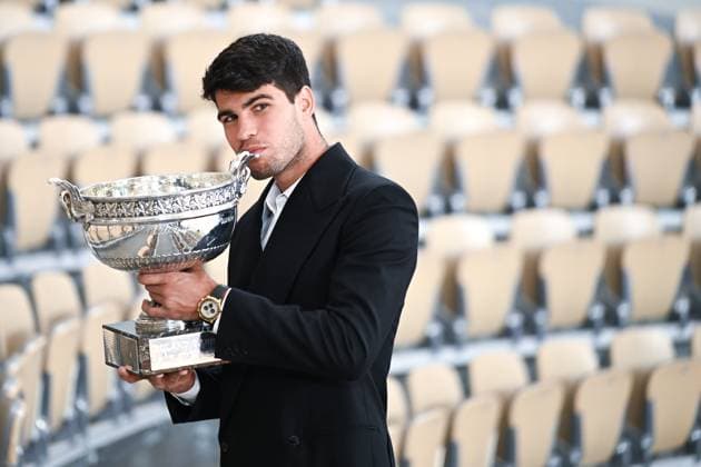 Carlos Alcaraz poses with his trophy the day after his victory. Carlos Alcaraz pose avec son trophee au lendemain de sa victoire a Roland-Garros. Carlos Alcaraz pose avec son trophÃ e dans les gradins du Court Philippe Chatrier au lendemain de sa victoire au tournoi de Roland Garros 2024 306091 2024-06-10 Alcaraz, Carlos  Copyright: xLionelxGuericolas MPPx 0536151643st