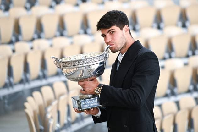 Carlos Alcaraz poses with his trophy the day after his victory. Carlos Alcaraz pose avec son trophee au lendemain de sa victoire a Roland-Garros. Carlos Alcaraz pose avec son trophÃ e dans les gradins du Court Philippe Chatrier au lendemain de sa victoire au tournoi de Roland Garros 2024 306091 2024-06-10 Alcaraz, Carlos  Copyright: xLionelxGuericolas MPPx 0536151646st