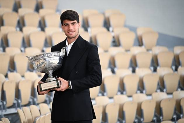 Carlos Alcaraz poses with his trophy the day after his victory. Carlos Alcaraz pose avec son trophee au lendemain de sa victoire a Roland-Garros. Carlos Alcaraz pose avec son trophÃ e dans les gradins du Court Philippe Chatrier au lendemain de sa victoire au tournoi de Roland Garros 2024 306091 2024-06-10 Alcaraz, Carlos  Copyright: xLionelxGuericolas MPPx 0536151553st