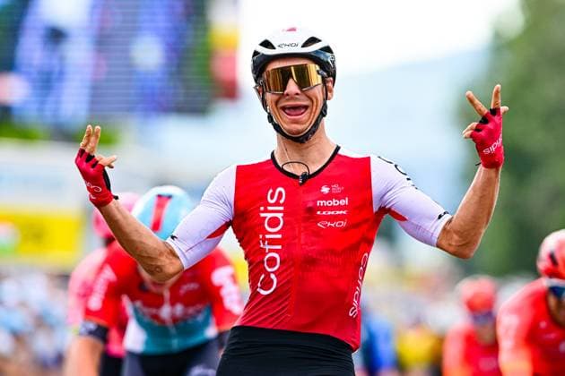 Sport Themen der Woche KW24 Sport Bilder des Tages Bryan COQUARD 2. Etappe 87. Tour de Suise 2024 2. Etappe Vaduz Regensdorf Jubel Bryan COQUARD (Cofidis) gewinnt die zweite Etappe der 87. Tour de Suisse 2024. Fahrt über Ziellinie. Jubel. Zweite Etappe von Vaduz nach Regensdorf über 176,9 Kilometer. *** Bryan COQUARD 2 Stage 87 Tour de Suise 2024 2 Stage Vaduz Regensdorf Cheers Bryan COQUARD Cofidis wins the second stage of the 87 Tour de Suisse 2024 Ride across the finish line Cheers Second stage from Vaduz to Regensdorf over 176.9 kilometers