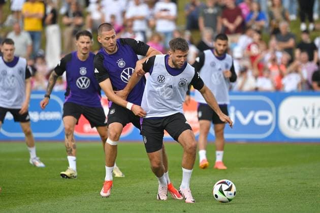 Niclas FUELLKRUG GER , action,duel against Waldemar ANTON GER public training, German national football team,training camp in Herzogenaurach on 10 06 2024 Â