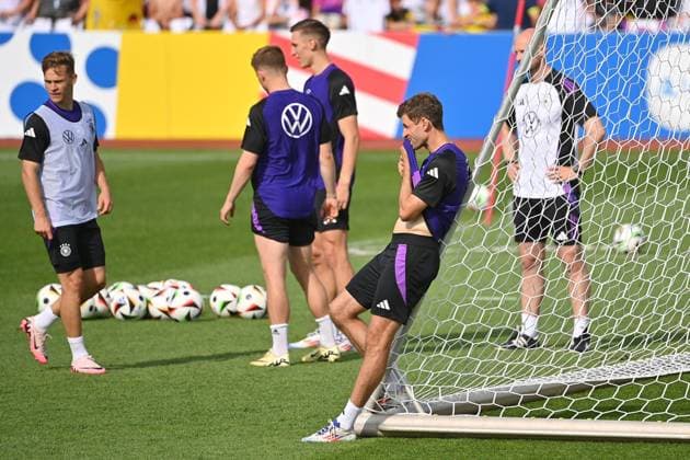 Thomas MUELLER GER leans against the goal,left Joshua KIMMICH GER Public training, German national football team,training camp in Herzogenaurach on 10 06 2024