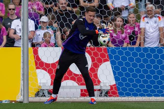 Football national team, public training on 10 06 2024 in Herzogenaurach The fans behind the goal watch Marc Andre ter Stegen national team Germany during goalkeeper training Important note According to FIFA or UEFA regulations, it is prohibited to use or have used photographs taken in the stadium and or of the match in the form of sequential images and or video-like photo series Foto Kirchner Media DI Copyright: xKirchner-Media DIx