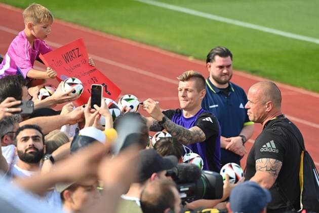 Toni KROOS GER with fans,soccer fans,signs autographs public training,German national soccer team,training camp in Herzogenaurach on 10 06 2024