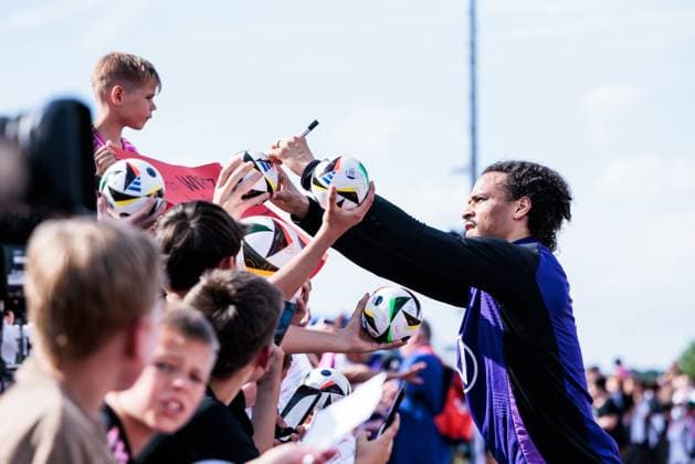 Training camp preparation UEFA EURO 2024 Germany 10 06 2024 Leroy Sane Germany, 19 signs autographs after training Training camp preparation UEFA EURO 2024 Germany Public training Adi Dassler Stadium, Herzogenaurach on 10 06 2024 Copyright: xBEAUTIFULxSPORTS Wunderlx
