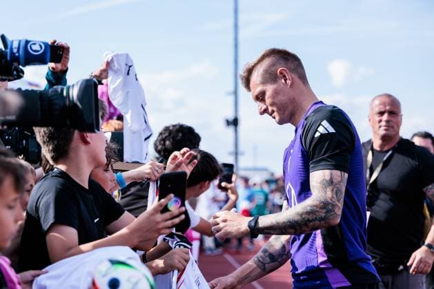 Training camp preparation UEFA EURO 2024 Germany 10 06 2024 Toni Kroos Germany, 8 signs autographs after training Training camp preparation UEFA EURO 2024 Germany Public training Adi Dassler Stadium, Herzogenaurach on 10 06 2024 Copyright: xBEAUTIFULxSPORTS Wunderlx