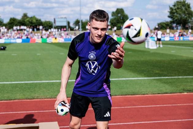 Training camp preparation UEFA EURO 2024 Germany 10 06 2024 Florian Wirtz Germany, 17 signs Mini Fussballlliebe UEFA EURO 24 balls and throws them to the fans Training camp preparation UEFA EURO 2024 Germany Public training Adi Dassler Stadium, Herzogenaurach on 10 06 2024 Copyright: xBEAUTIFULxSPORTS Wunderlx