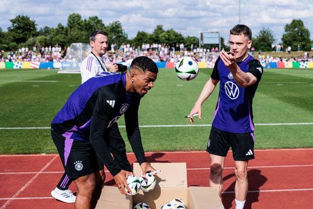 Training camp preparation UEFA EURO 2024 Germany 10 06 2024 Benjamin Henrichs Germany, 20 and Florian Wirtz Germany, 17 sign Mini Fussballlliebe UEFA EURO 24 balls and throw them to the fans Training camp preparation UEFA EURO 2024 Germany Public training Adi Dassler Stadium, Herzogenaurach on 10 06 2024 Copyright: xBEAUTIFULxSPORTS Wunderlx