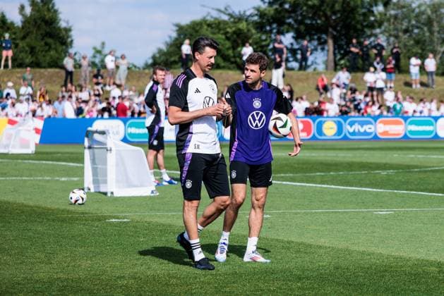 Training camp preparation UEFA EURO 2024 Germany 10 06 2024 Sandro Wagner Co Coach Germany and Thomas Müller Germany, 13 in conversation after training Training camp preparation UEFA EURO 2024 Germany Public training Adi Dassler Stadium, Herzogenaurach on 10 06 2024 Copyright: xBEAUTIFULxSPORTS Wunderlx