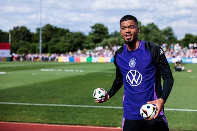 Training camp preparation UEFA EURO 2024 Germany 10 06 2024 Benjamin Henrichs Germany, 20 signs Mini Fussballlliebe UEFA EURO 24 balls and throws them to the fans Training camp preparation UEFA EURO 2024 Germany Public training Adi Dassler Stadium, Herzogenaurach on 10 06 2024 Copyright: xBEAUTIFULxSPORTS Wunderlx