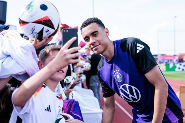 Training camp preparation UEFA EURO 2024 Germany 10 06 2024 Jamal Musiala Germany, 10 signs autographs and takes selfies after training Training camp preparation UEFA EURO 2024 Germany Public training Adi Dassler Stadium, Herzogenaurach on 10 06 2024 Copyright: xBEAUTIFULxSPORTS Wunderlx