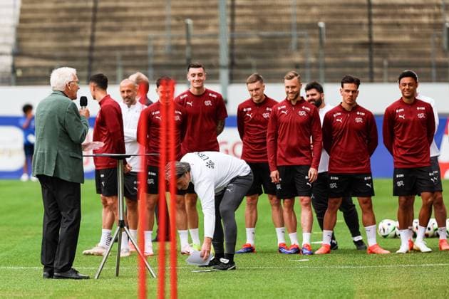 Murat Yakin Swiss, Switzerland, Coach, Coach collects the leaves of Winfried Kretschmanns speech GER, Training Football Mens National Team Switzerland, Swiss, UEFA European Football Championship 2024 DFB DFL REGULATIONS PROHIBIT ANY USE OF PHOTOGRAPHS AS IMAGE SEQUENCES AND OR QUASI VIDEO GER, Training Football Mens National Team Switzerland, Swiss, UEFA European Football Championship 2024 Stuttgart Copyright: xEibner-Pressefoto RogerxBuerkex EP