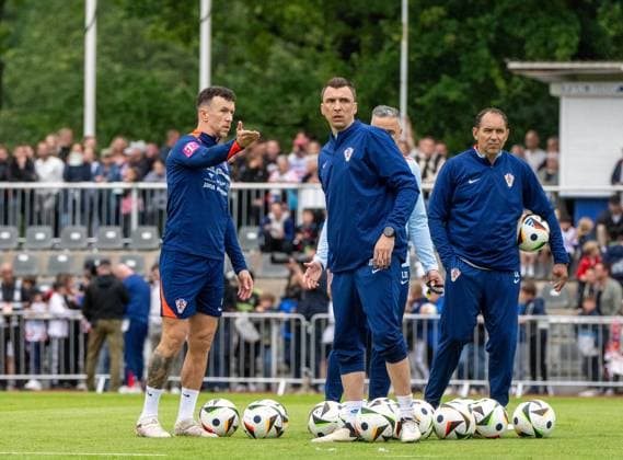 Football, men, season 2023 2024, European Championship 2024 in Germany, training Croatia at Volksparkstadion in Neuruppin, f l Ivan Perisic Croatia , Co Coach Mario Mandzukic Croatia , 10 06 2024, Copyright: xMatthiasxKochx