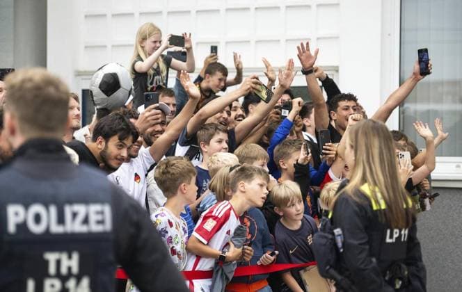 ARRIVAL OF THE ENGLISH NATIONAL TEAM AT ERFURT WEIMAR AIRPORT FOR EDITORIAL PURPOSES ONLY p 10 06 2024 Erfurt The English national football team landed at Erfurt Weimar Airport late Monday afternoon A Boeing 737 landed in Erfurt after a flight from Birmingham After arriving, the stars around Harry Kane and Jude Bellingham drove to their accommodation, the Spa amp Golf Resort Weimarer Land, in Blankenhain This is where the team will stay and train during the UEFA EURO 2024 European Championship in the photo Germany Thuringia Erfurt Copyright SaschaxFromm Copyright: SaschaxFromm doc7vt7zkeiksz29zavbrv ,EDITORIAL USE ONLY Copyright: SaschaxFromm