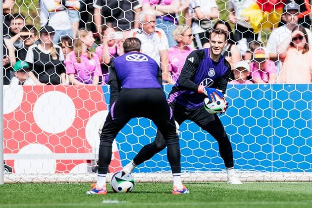 Training camp preparation UEFA EURO 2024 Germany 10 06 2024 Manuel Neuer Germany, 1 in goalkeeper training Training camp preparation UEFA EURO 2024 Germany Public training Adi Dassler Stadium, Herzogenaurach on 10 06 2024 Copyright: xBEAUTIFULxSPORTS Wunderlx