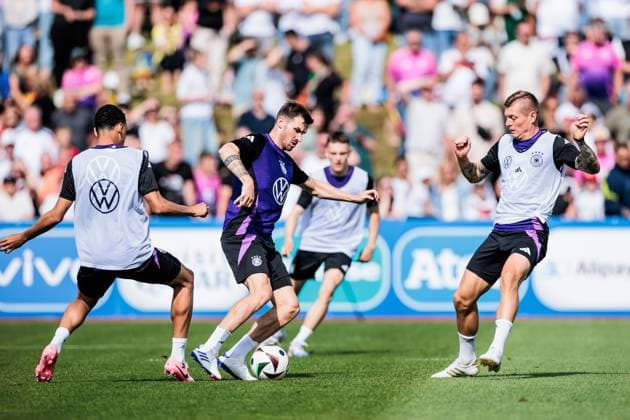 Training camp preparation UEFA EURO 2024 Germany 10 06 2024 duel Jamal Musiala Germany, 10 , Pascal Groß Germany, 5 , Toni Kroos Germany, 8 Training camp preparation UEFA EURO 2024 Germany Public training Adi Dassler Stadium, Herzogenaurach on 10 06 2024 Copyright: xBEAUTIFULxSPORTS Wunderlx