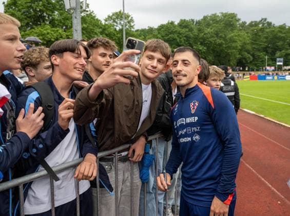 Football, Men, Season 2023 2024, European Championship 2024 in Germany, Training Croatia at Volksparkstadion in Neuruppin, Josip Juranovic Croatia and fans, 10 06 2024, Copyright: xMatthiasxKochx
